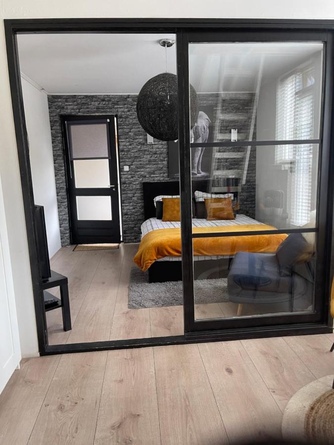 Gezellige knusse studio met bubbelbad Huizen Esterno foto